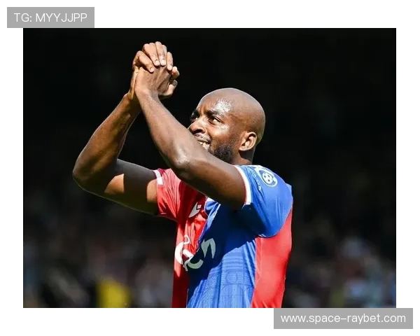 水晶宫前锋庆祝进球,教练场边握拳鼓劲 水晶宫前锋庆祝进球,教练场边握拳鼓劲