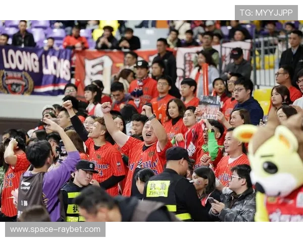 球迷观赛热情高涨，营造热烈主场氛围