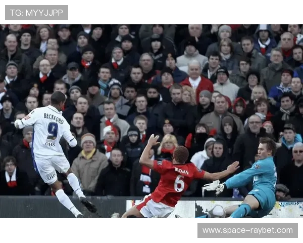 玫瑰德比百年恩怨录，利兹联与曼联的绿茵场缠斗